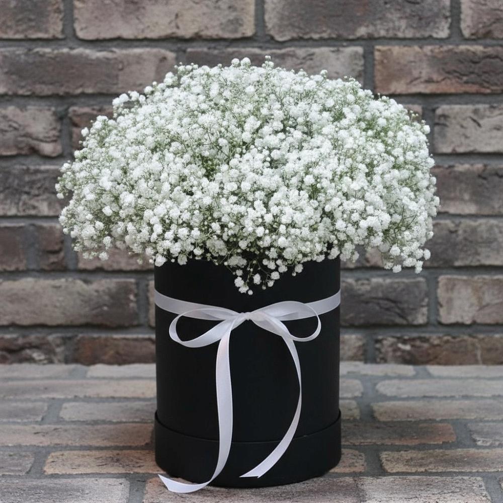 Цветочная композиция из Гипсофила в шляпной коробке в Брусянский