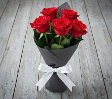 Букет 5 Красных роз Эдлесс Лав в Брусянский