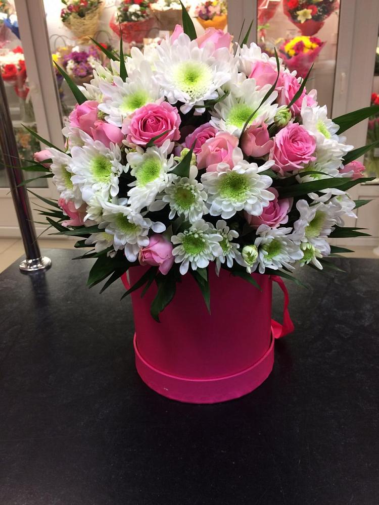 Цветочная композиция из Розы и Хризантемы в шляпной коробке в Брусянский