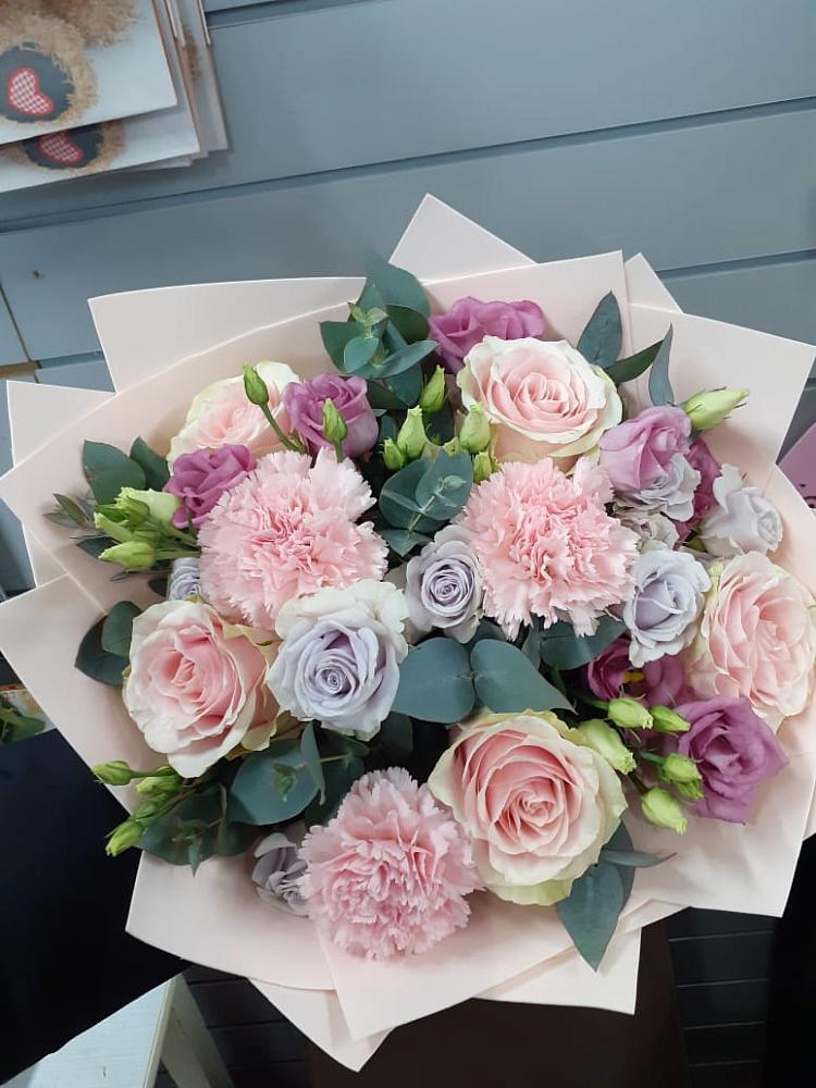 Букет цветов из: Розы, Гвоздики и Лизиантусы в Брусянский